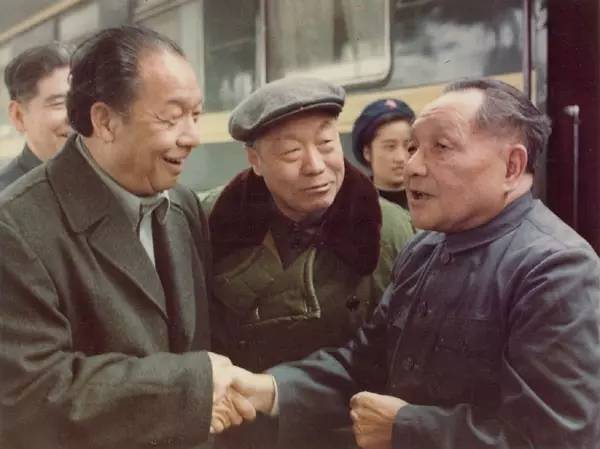 1984年1月24日，在深圳火车站，当时的深圳市委书记梁湘（左一）与关相生一起接待邓小平。